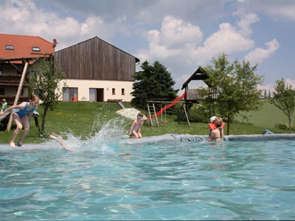 Luxuscamping - Gartenmöbel - Deutschland - auch der Badespaß ist im Angebot enthalten - Ur Laub`s Hof Zirkuswagen auf dem Ur Laub`s Hof